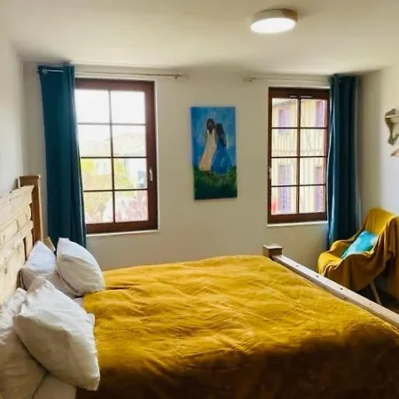 Labyrinthe Lit 180 Cm Salle De Bain, Petit Dej Compris Bed and Breakfast