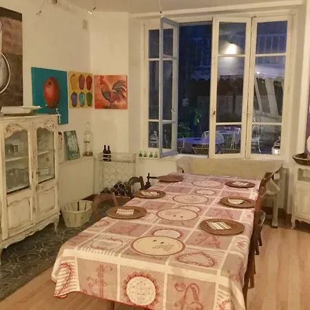 Labyrinthe Lit 180 Cm Salle De Bain, Petit Dej Compris Bed and Breakfast